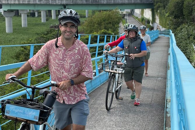 4 Hour Afternoon Cycling City Tour North with Snack - Baoan Temple and Taipei’s contrasting religious architecture