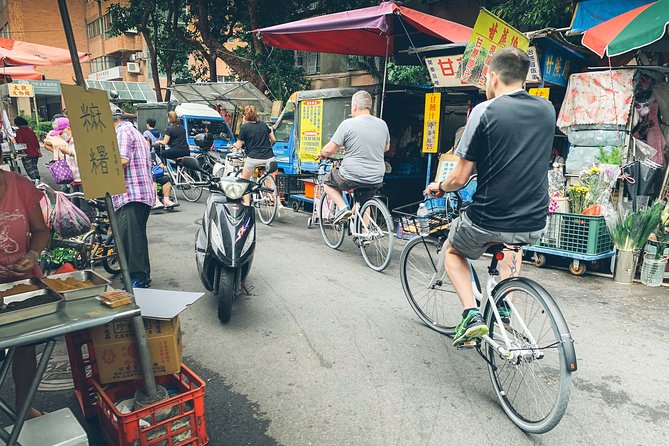 4-Hour Morning Cycling City Tour (incl. breakfast) - Old city gates and Chiang Kai-shek Memorial Hall
