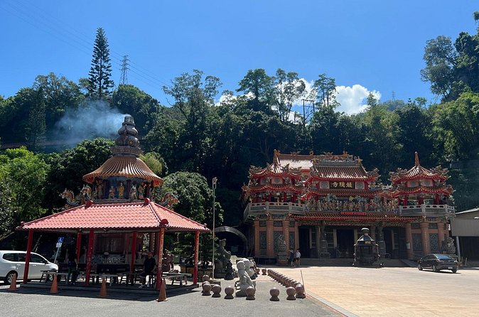 Alishan Day Tour from Chiayi (Incl. Park Entrance) - The winding road toward Alishan
