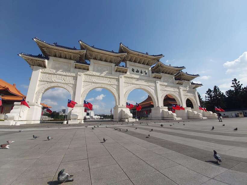 From Keelung: Private Taipei City Landmarks Shore Excursion - Lungshan Temple: Taipei’s living religious tradition