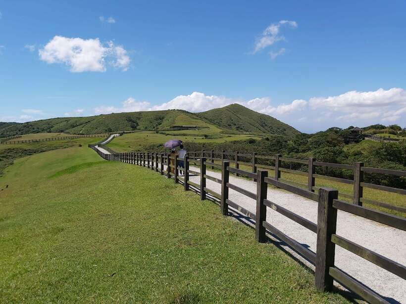 From Taipei: Beitou and Yangmingshan National Park Day Tour - Lengshuikeng shows the park’s hot-water character