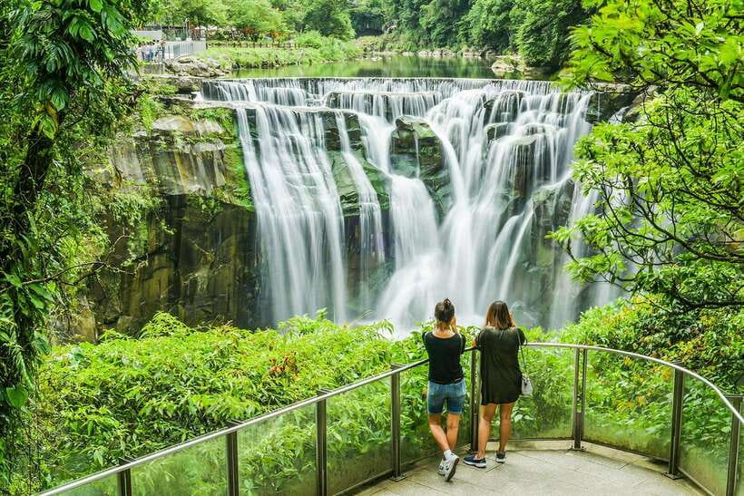 From Taipei: Jiufen & Shifen The Taiwan Charm Day Tour - Golden Waterfall and the Yin Yang Sea
