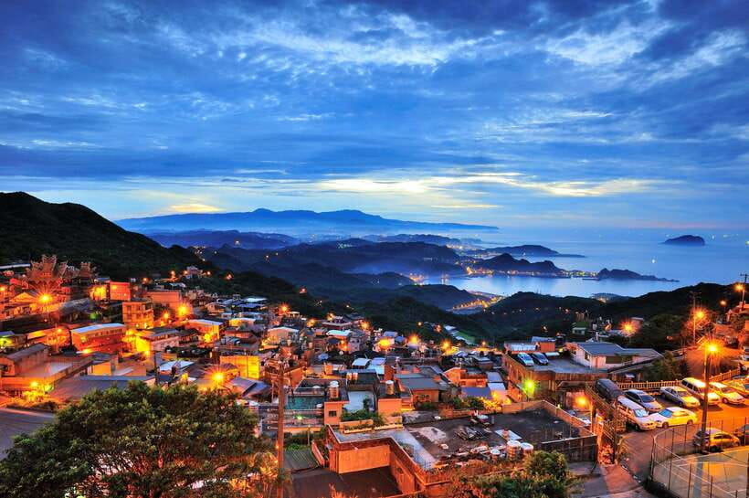 From Taipei: Old Gold Rush Town Jiufen Guided Night Tour - ShueiNanDong Golden Waterfall: a strange first sight