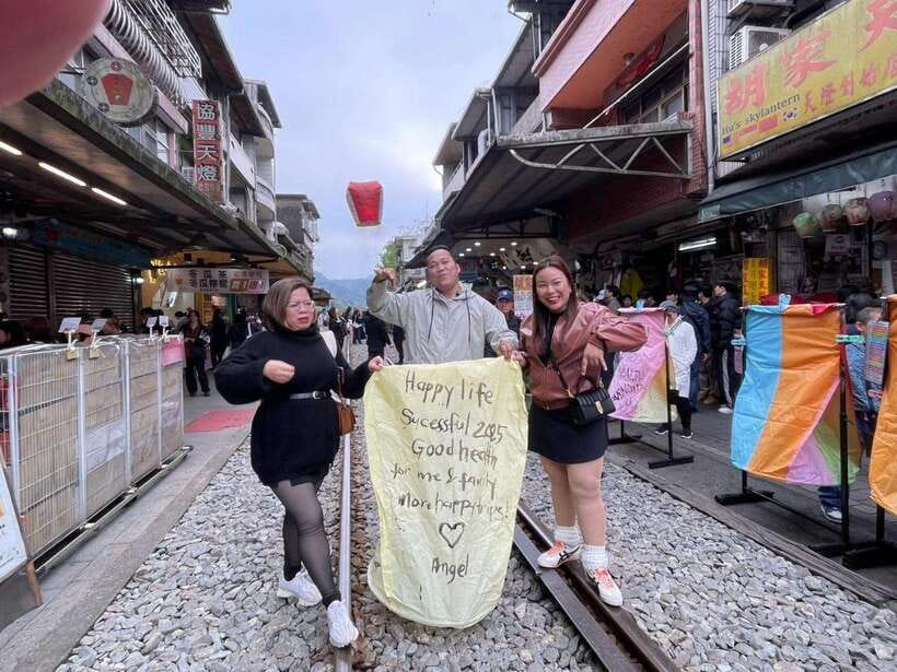 From Taipei: Shifen, Jiufen, and Yehliu Geopark Day Tour - Shifen Waterfall and the final walk