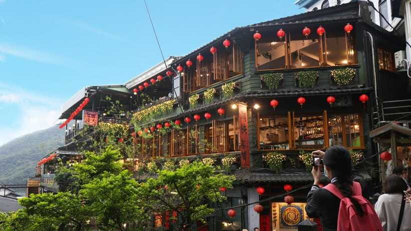 From Taipei: Shifen, Jiufen, and Yehliu Geopark Day Tour - The guide can shape the whole day