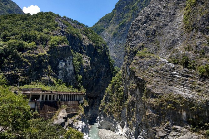 Full-Day Private Taroko National Park Tour from Hualien City - Entering Taroko Gorge at Yanzikou
