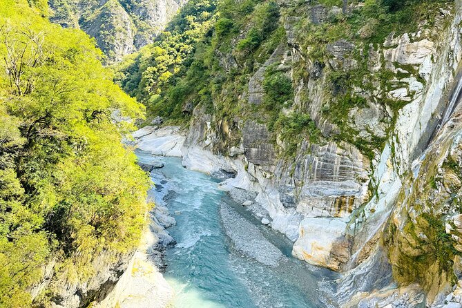 Hualien Taroko Day Tour From Ximending - Swallow Grotto: the best hour of the day