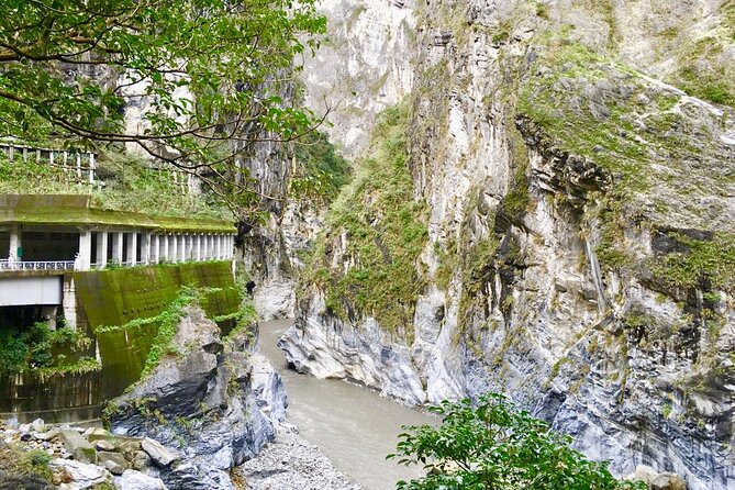 Hualien Taroko Day Tour From Ximending - Yilan Cake Factory: a short stop outside the gorge