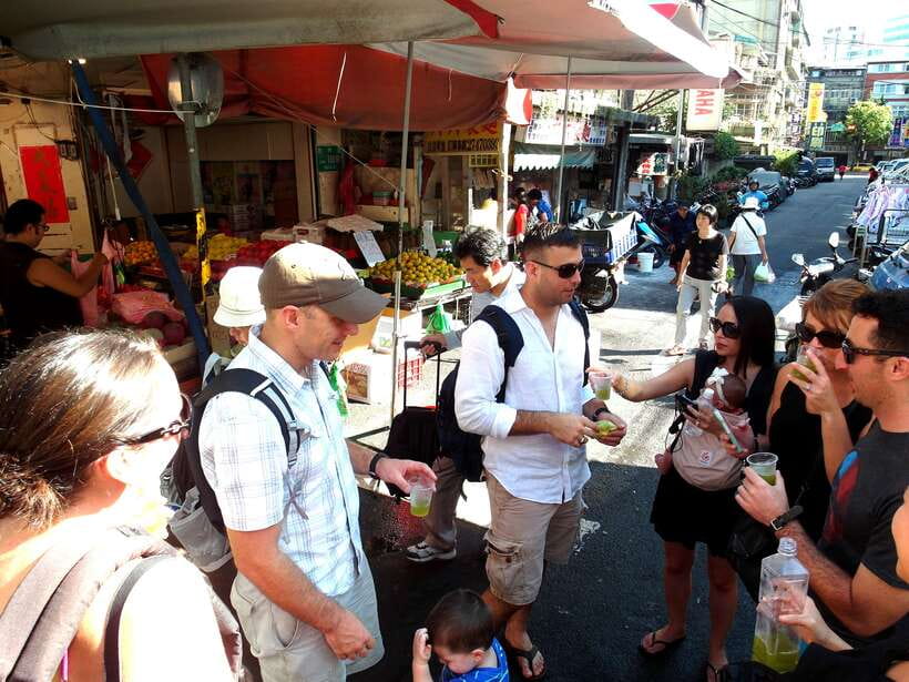 Iconic Food Tour: Local Street Food, Drinks & Sites - The Award-Winning Gua Bao Stop