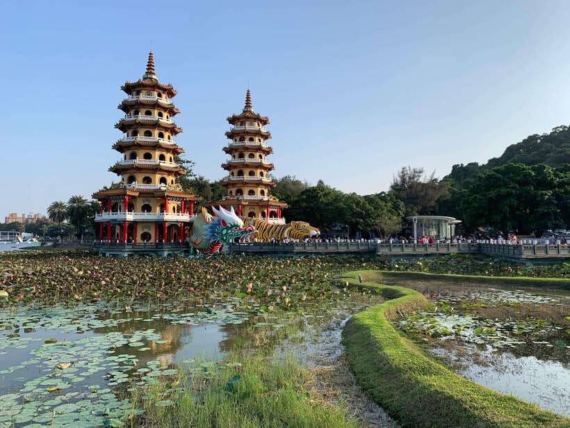 Kaohsiung: Private City Tour with Fo Guang Shan Museum - Lotus Pond and the Dragon and Tiger Pagodas