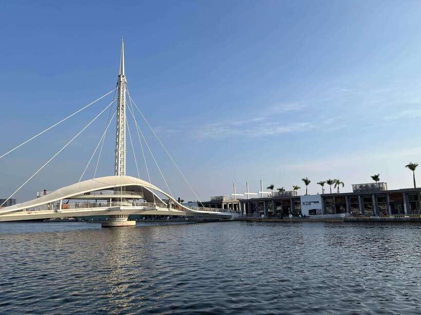 Kaohsiung: Private City Tour with Fo Guang Shan Museum - Pier-2 Art Center: Kaohsiung’s creative side
