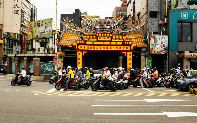 Keelung: Guided Walking Tour with Snacks and Drink - Ren’ai Day Market and Everyday Keelung