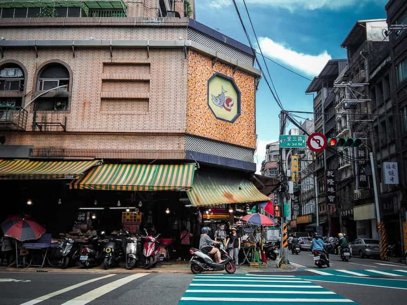 Keelung Half-Day Food Tour: Explore Day & Night Markets - Inside Miaokou Night Market