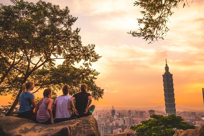 Keelung Shore Excursion: Xiangshan Hiking & Classic Taipei Culture Private Tour - The return through Dihua Street and the Presidential Office