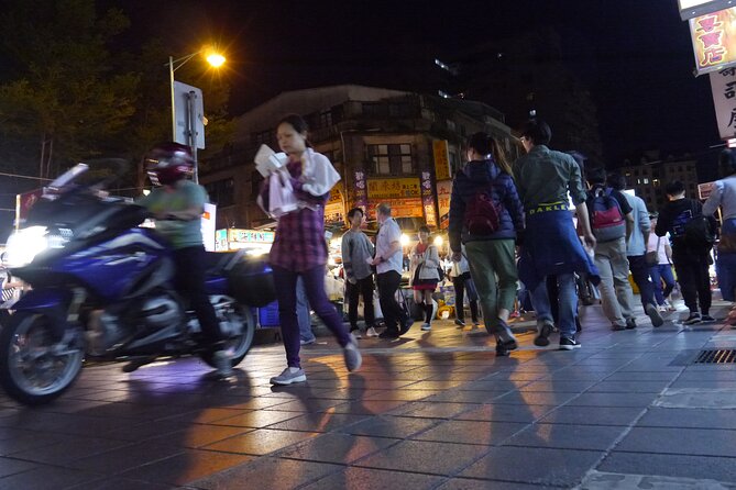 Local Favorites: Taiwan Night Market Food Tour in 2 hours - A guide changes the way you read the market