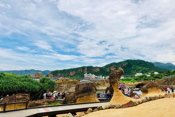 One-day private chartered car tour in Taipei: Yehliu, Jiufen, Pingxi, North Coast popular attractions with chartered car, professional Chinese/English driver - Shifen Waterfall and a short walk