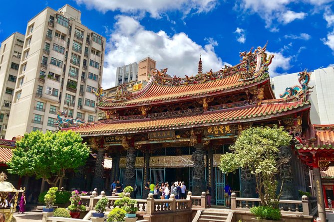 One-day private chartered car tour in Taipei: Yehliu, Jiufen, Pingxi, North Coast popular attractions with chartered car, professional Chinese/English driver - Shifen Old Street and the railway tracks