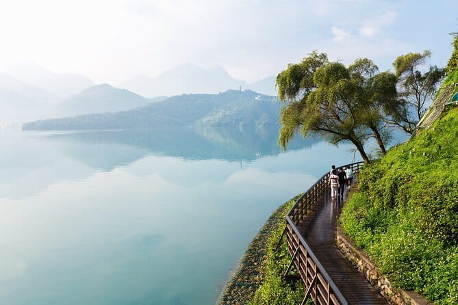 Private 9-Hour Sun Moon Lake Leisure Tour from Taichung (台中)! - Ci’en Pagoda adds the day’s best walking challenge