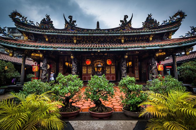 Private Car: 8 Hour Highly Customized Taipei City Exploration! - Dihua Street: old shops, snacks, and a useful food break