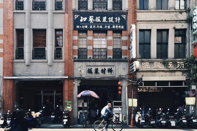 Private Cruise Tour from Keelung: Trip to Taipei - 44 South Military Village and Taipei’s older streets