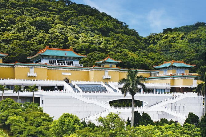 Private Keelung Food Tour with Local Markets & Tastings - Local bakeries and small stores