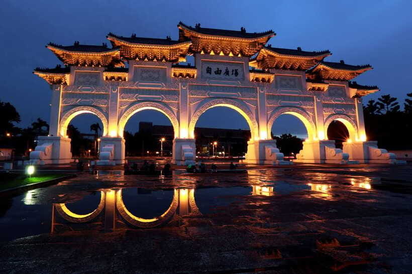 Private Night Tour: Taipei City Highlights - Taipei 101 offers comfort and a high-up city view