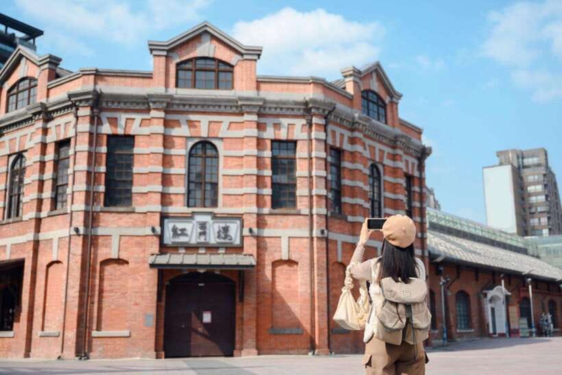 Private Taipei City Layover Tour from TPE Airport - Meeting your guide at Taoyuan Airport