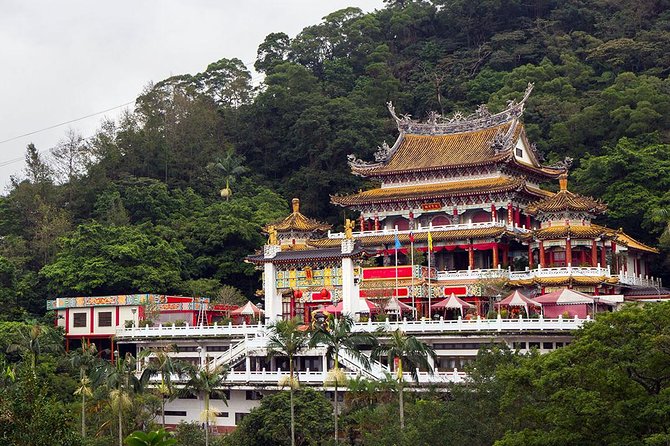Sip & Savor: Maokong Tea & Shenkeng Stinky Tofu Private Day Tour - Exploring Shenkeng Old Street and its tofu tradition