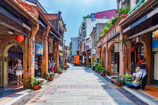 Sip & Savor: Maokong Tea & Shenkeng Stinky Tofu Private Day Tour - Riding the Maokong Gondola for one hour