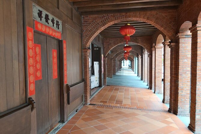 Small-Group: Classic Taipei Landmarks Day Tour - North Gate and Dihua Street: Old Taipei in Two Short Chapters