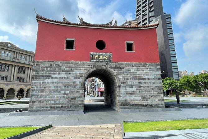 Small-Group: Classic Taipei Landmarks Day Tour - Taipei Xia Hai City God Temple and Everyday Belief