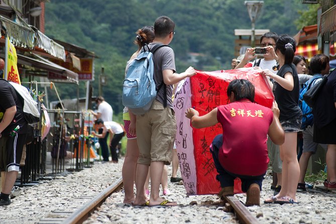 Small-Group Tour: Jiufen, Yehliu Geopark, and Shifen from Taipei - Jiufen Old Street and the mountain-town atmosphere