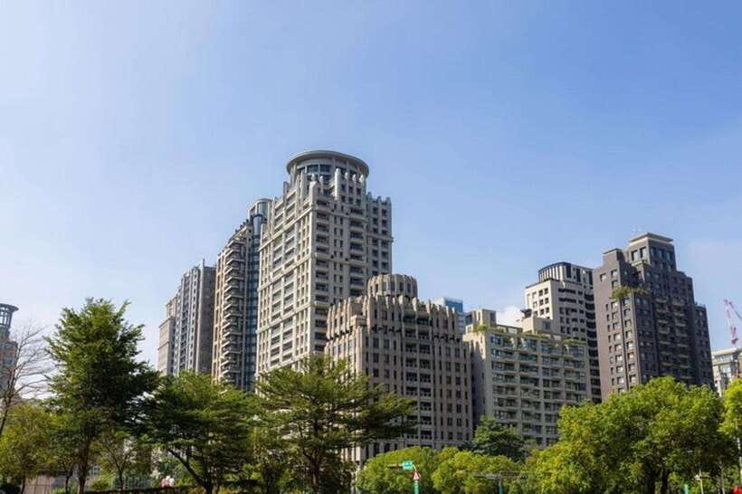 Taichung City: Sightseeing Walking Tour with a Local Guide - What this Taichung walk is really offering