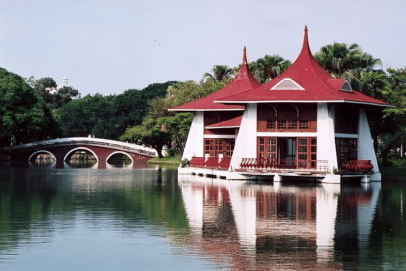 Taichung City: Sightseeing Walking Tour with a Local Guide - Taichung Park and a slower city pause