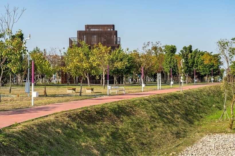 Taichung City: Sightseeing Walking Tour with a Local Guide - Why a private guide can justify $76