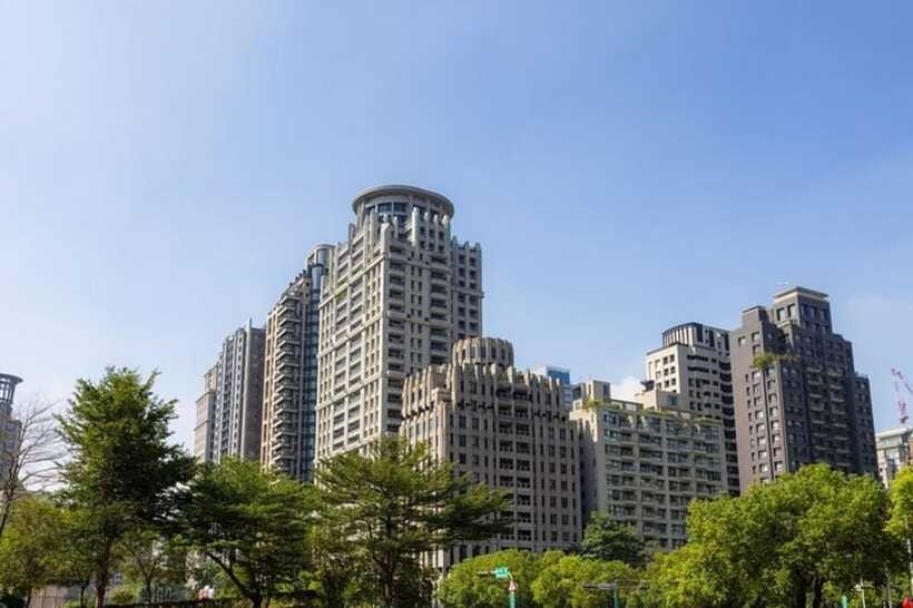Taichung City: Sightseeing Walking Tour with a Local Guide - What the guide quality appears to add