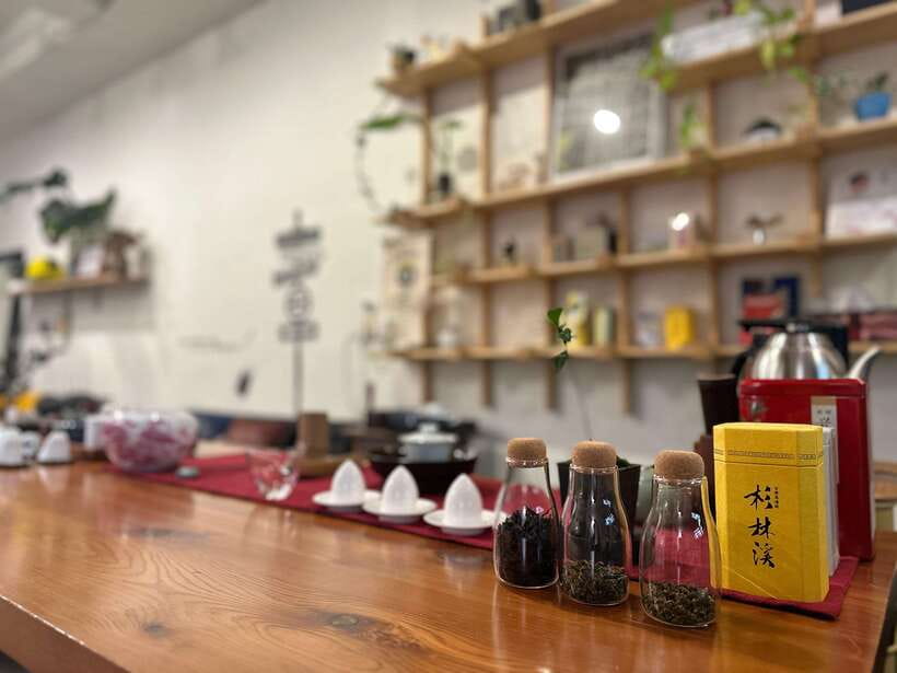 Tainan Culture Trip: Chinese Tea Ceremony_Oolong Tea - Gaiwan, terracotta, and the craft of brewing