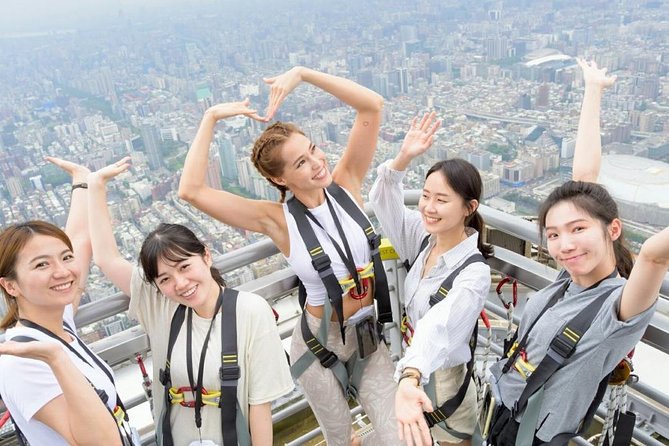 Taipei 101 Top Floor Tour and Dinner at Din Tai Fung - The drink stop and a detail worth confirming