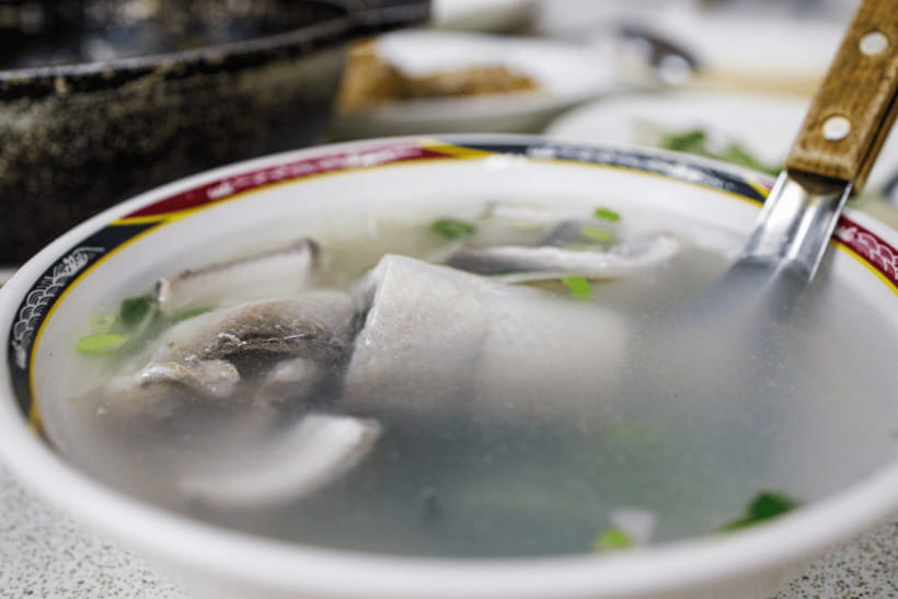 Taipei: 2-Hour Raohe Night Market Walking Tour - Songshan Ciyou Temple gives the food a wider setting
