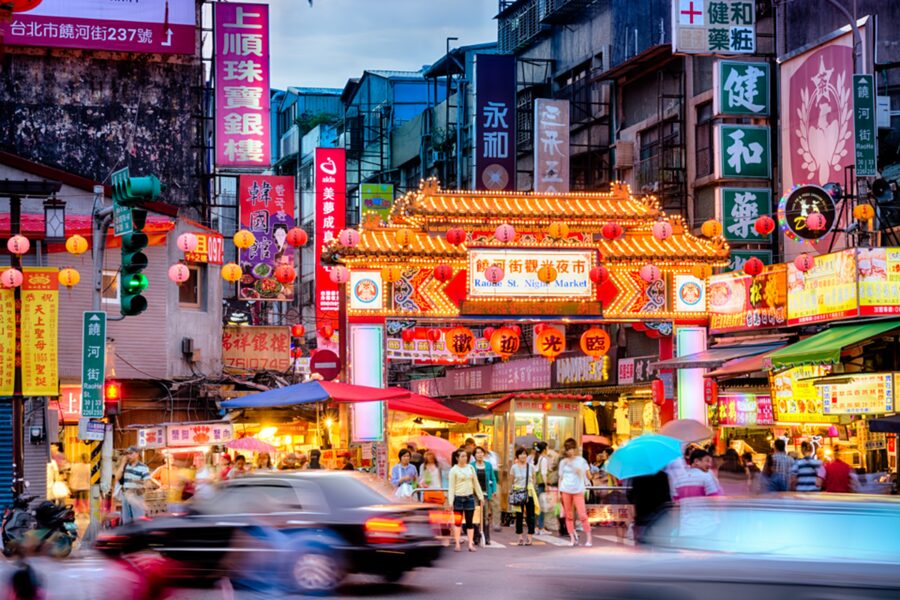 Taipei: 2-Hour Raohe Night Market Walking Tour - The first food stop: Raohe’s black pepper bun