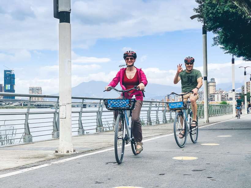 Taipei: 4-Hour Morning City Cycling Tour with Breakfast - CKS Memorial Hall and the changing guards