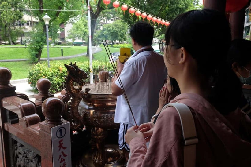 Taipei: 4-Hour Morning City Cycling Tour with Breakfast - Longshan Temple, Taipei’s great religious landmark