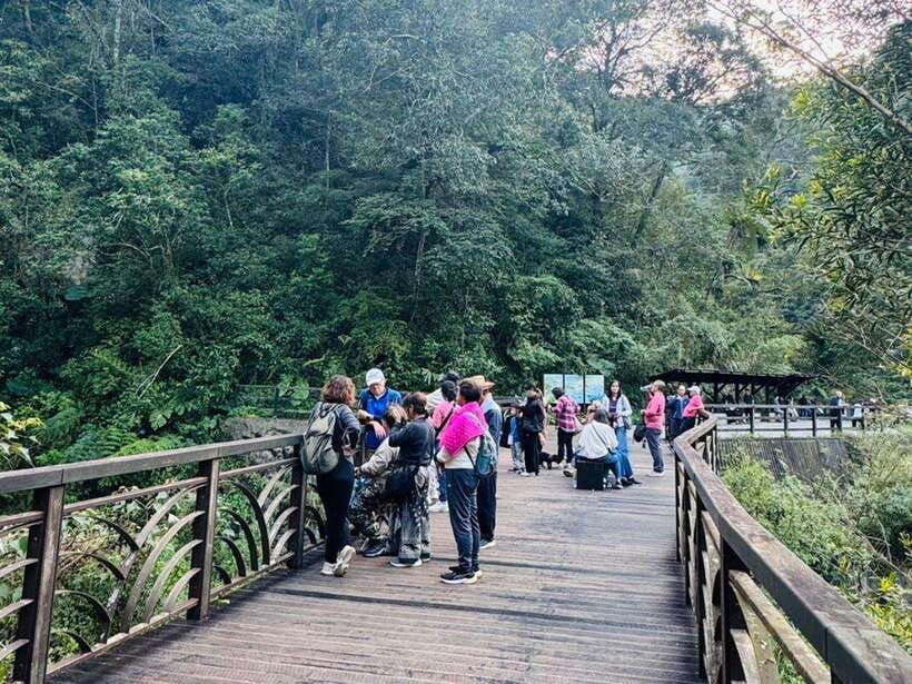 Taipei: 8 Hours Private Day Tour in Wulai with Benz Vito - Guide quality matters more than usual