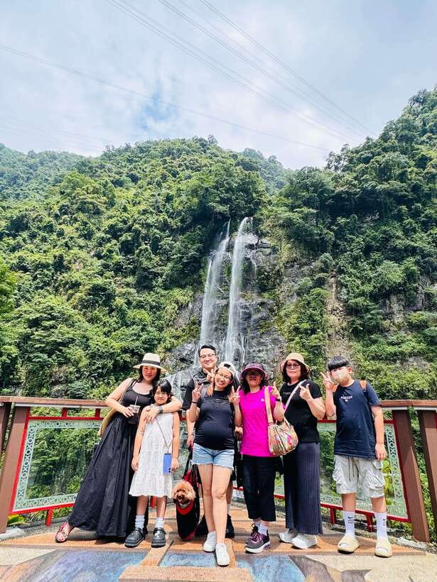 Taipei: 8 Hours Private Day Tour in Wulai with Benz Vito - Wulai’s sightseeing trolley recalls the timber days