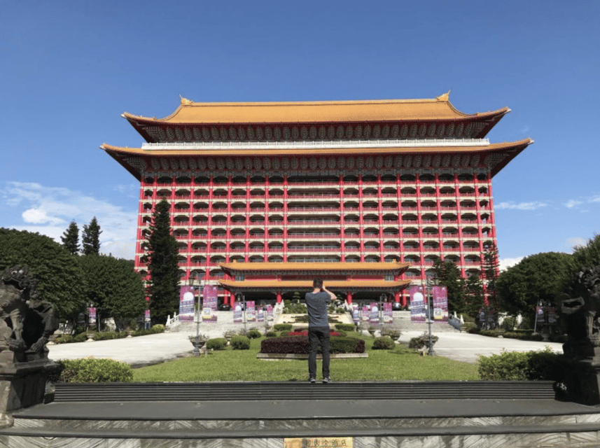 Taipei: City Highlights Private Sightseeing Tour with Guide - Chiang Kai-shek Memorial Hall and Taiwan’s modern story