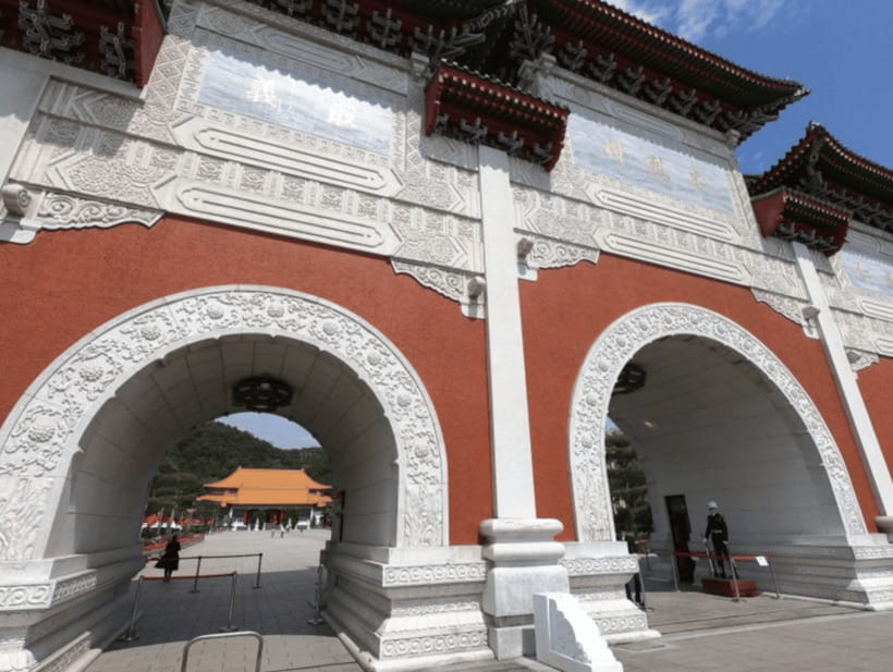 Taipei: City Highlights Private Sightseeing Tour with Guide - Dalongdong Baoan Temple and its 1742 beginnings