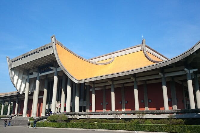 Taipei City to Taoyuan Airport Private Transfer - Why the hotel pickup matters with luggage