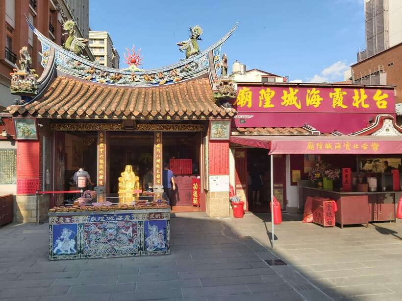 Taipei: Classic Landmarks Day Tour - Dadaocheng and Dihua Street: Taipei’s older commercial heart
