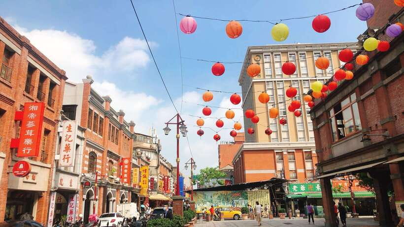 Taipei: Classic Landmarks Day Tour - The short historic gate stop