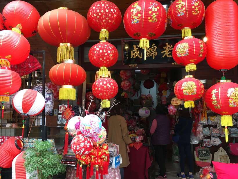 Taipei: Classic Landmarks Day Tour - Lungshan Temple and the meaning of divining blocks